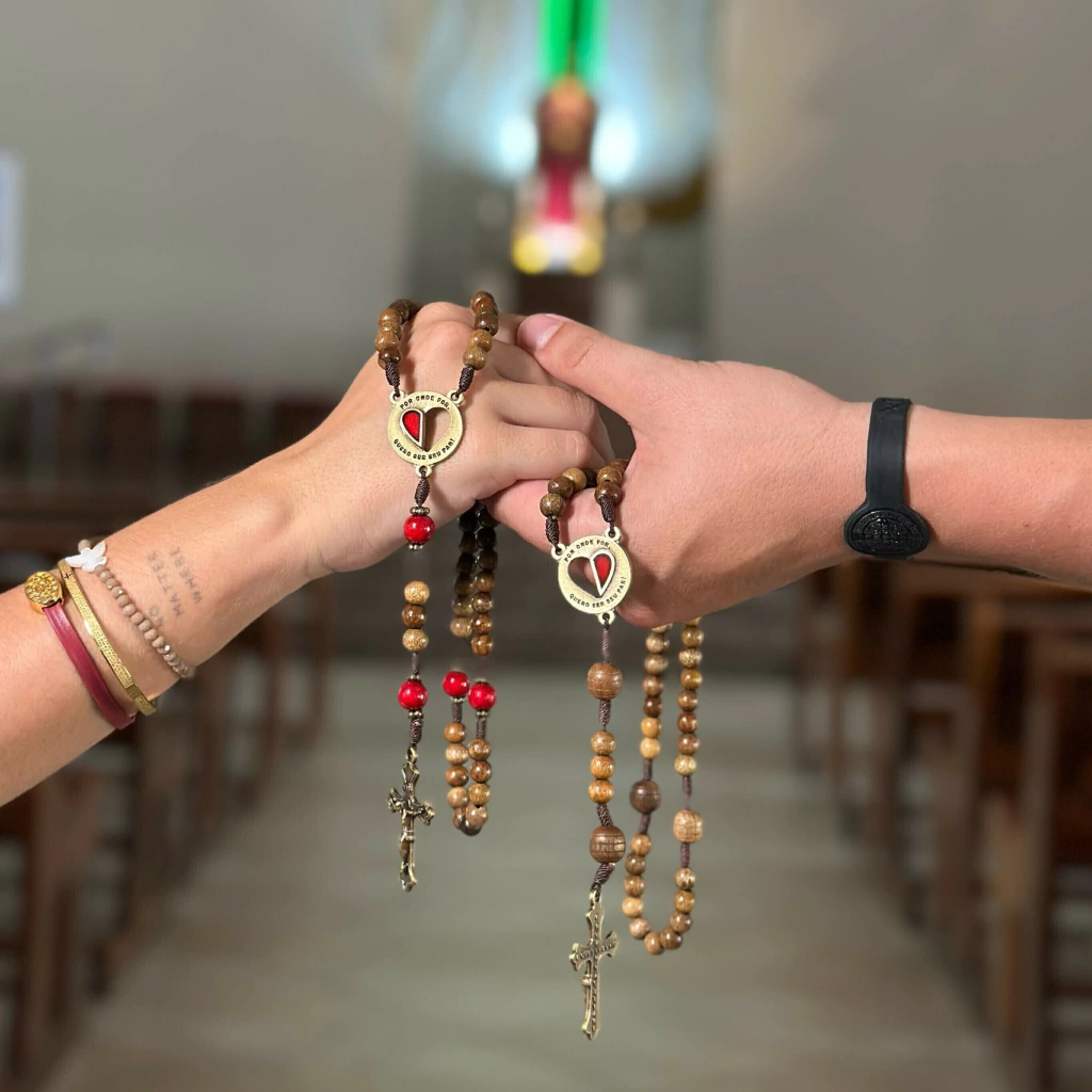 Terço do Casal na madeira clara normal segurado em mãos